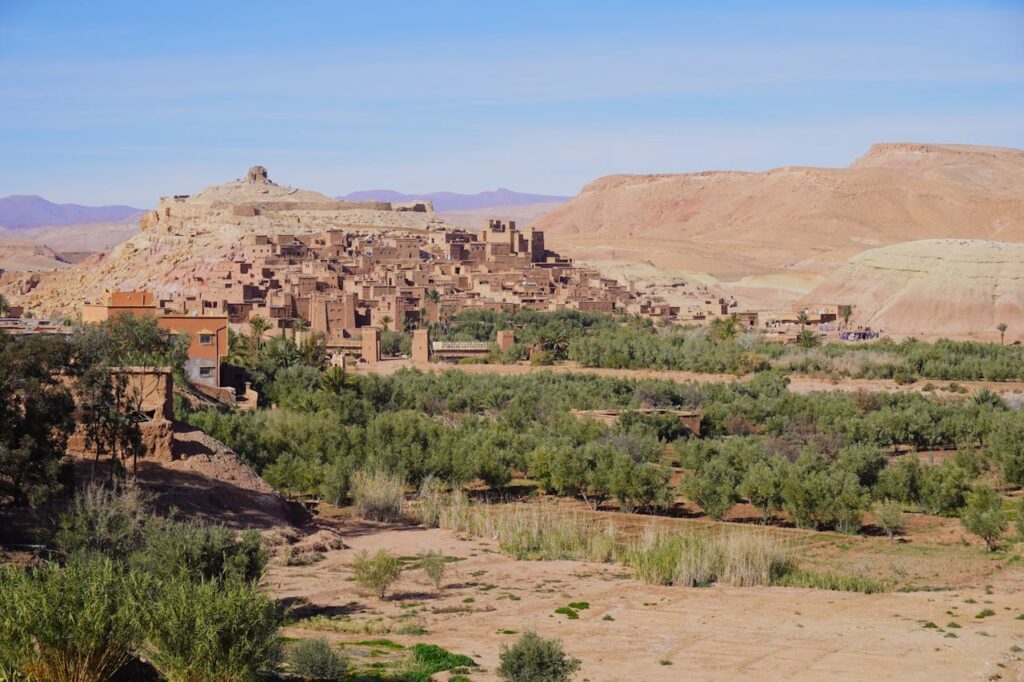 Vue panoramique d’Aït-ben-Haddou, joyau du patrimoine au cœur du Maroc : Paysages Naturels et Beauté Authentique