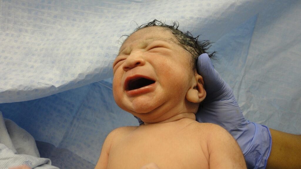 Un nouveau-né pleurant juste après la naissance. Cette photo évoque les Traditions de Naissance au Maroc, avec ses rituels et célébrations