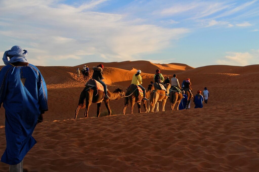 L'image capture une scène emblématique du désert marocain au coucher ou lever du soleil. Planifier son séjour au Maroc, et avoir des informations essentielles