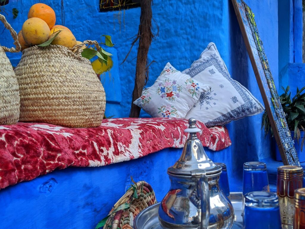 Cette image capture un décor typique de Chefchaouen avec ses murs peints en bleu. C’est l’essence des 5 expériences culturelles authentiques à vivre au Maroc