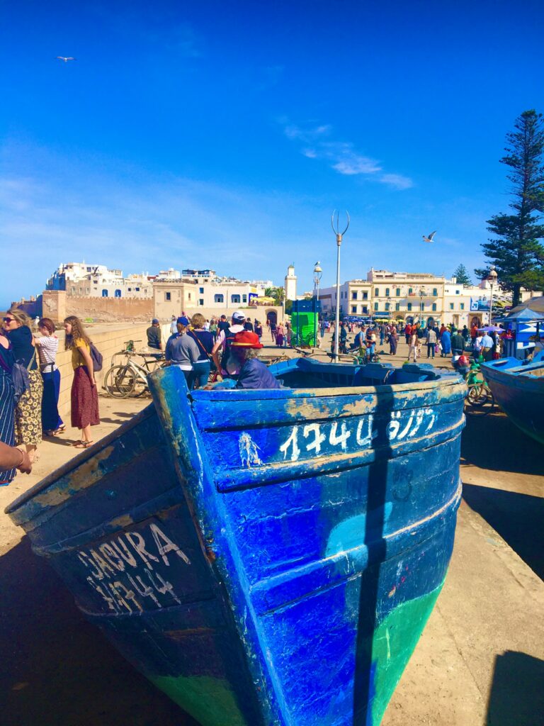 Cette image vibrante capture l'animation à Essaouira sous un ciel bleu éclatant.
