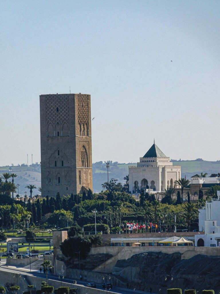 L'image illustre parfaitement les Traditions et Modernité au Maroc à travers la présence emblématique de la Tour Hassan et du Mausolée Mohammed V.