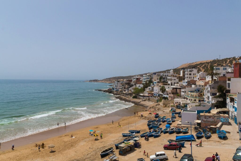 Cette image montre une vue pittoresque de Taghazout, l'une des Meilleures plages près d’Agadir à Découvrir en 2025.