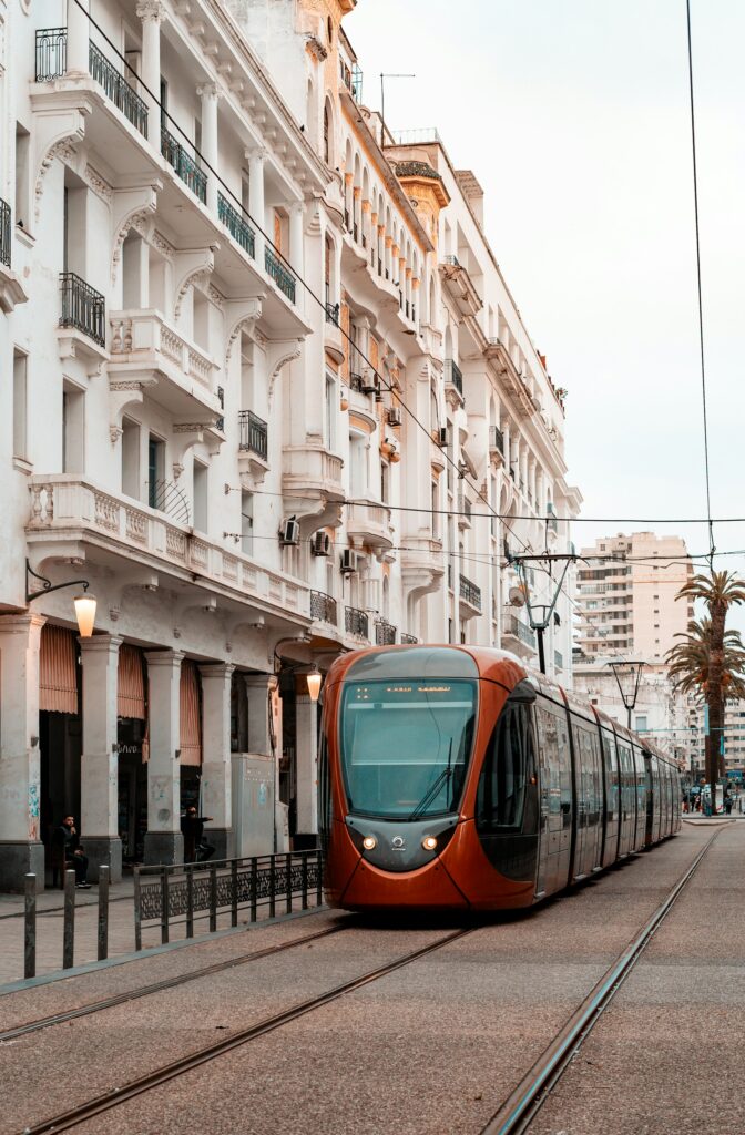 Cette image capture un paysage urbain dynamique au Maroc, mettant en scène un tramway moderne. Cette image illustre comment les Transports au Maroc facilitent la mobilité