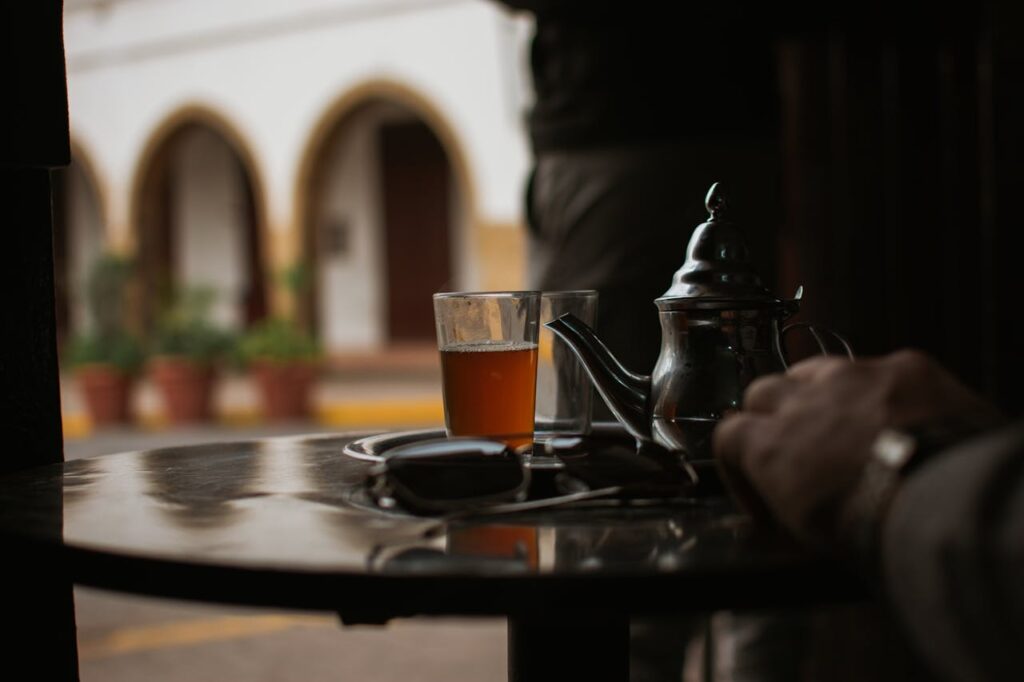 Pause thé dans un des Cafés et Salons de Thé au Maroc.