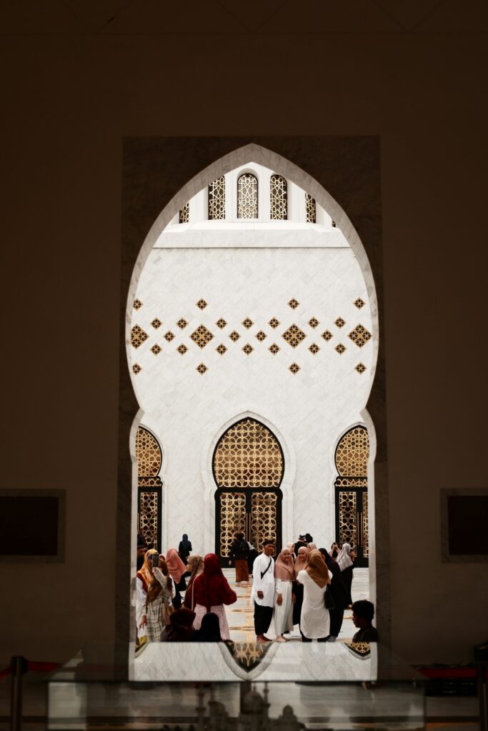 Intérieur d'une mosquée. Les visiteurs explorent la cour, s'imprégnant de l'essence du voyage lent, pour des découvertes authentiques