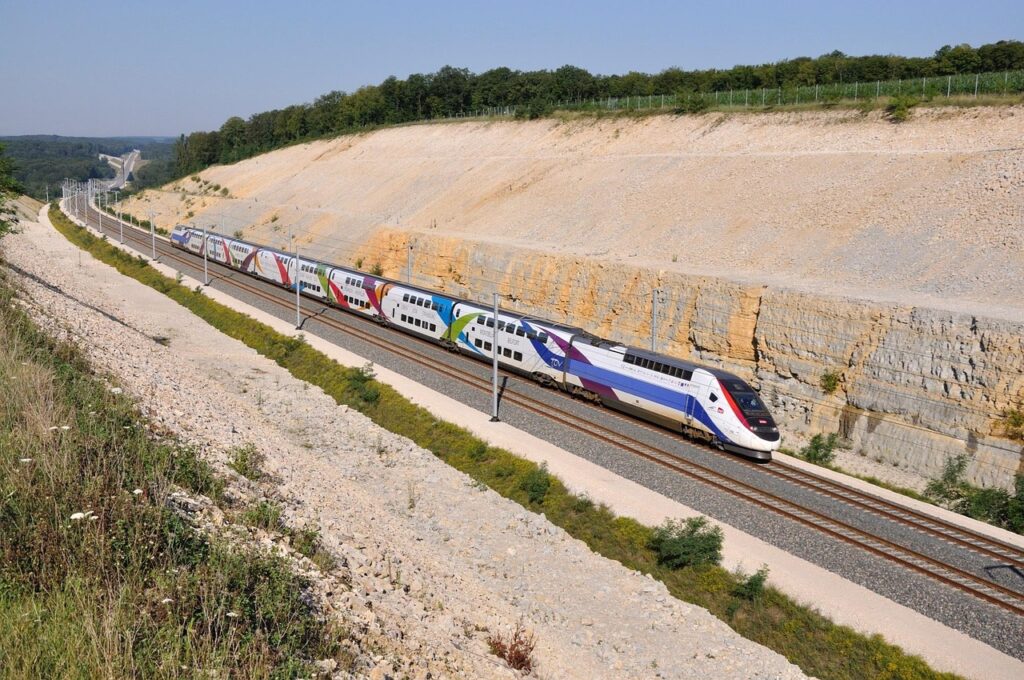 Train à grande vitesse Al Boraq circulant sur une ligne ferroviaire marocaine, incitant pour un voyage en train au Maroc