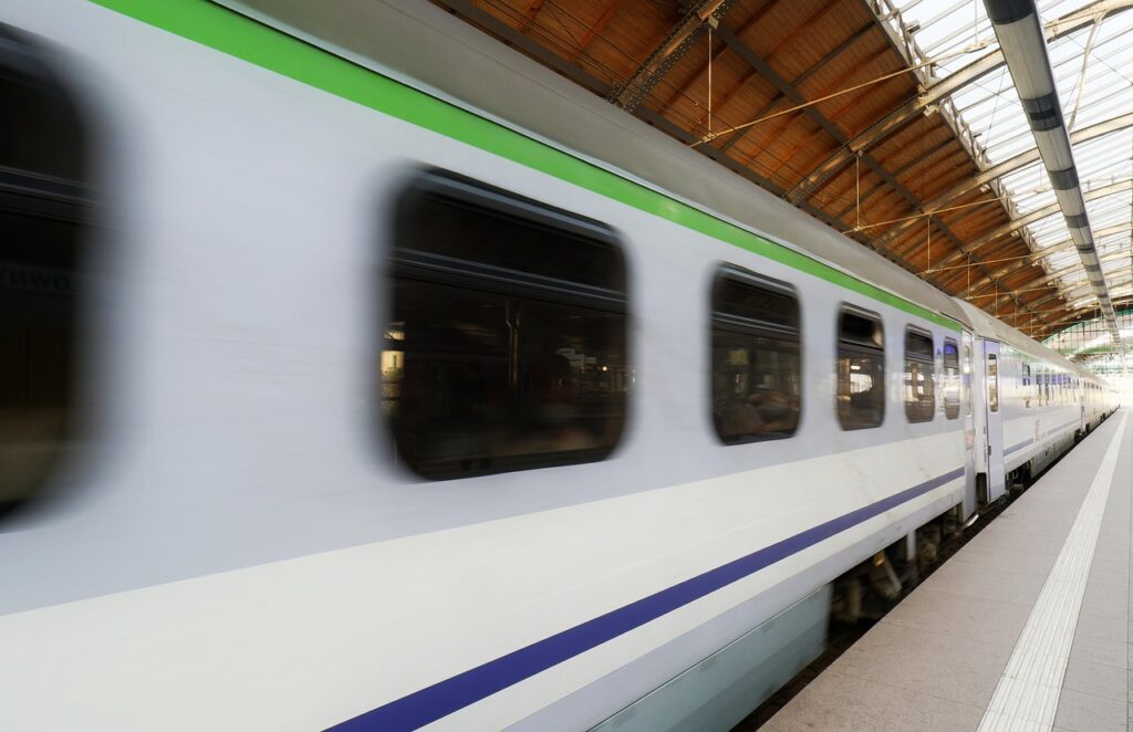 Le côté d'un train en mouvement à quai, avec un flou de mouvement, évoquant un voyage au Maroc.