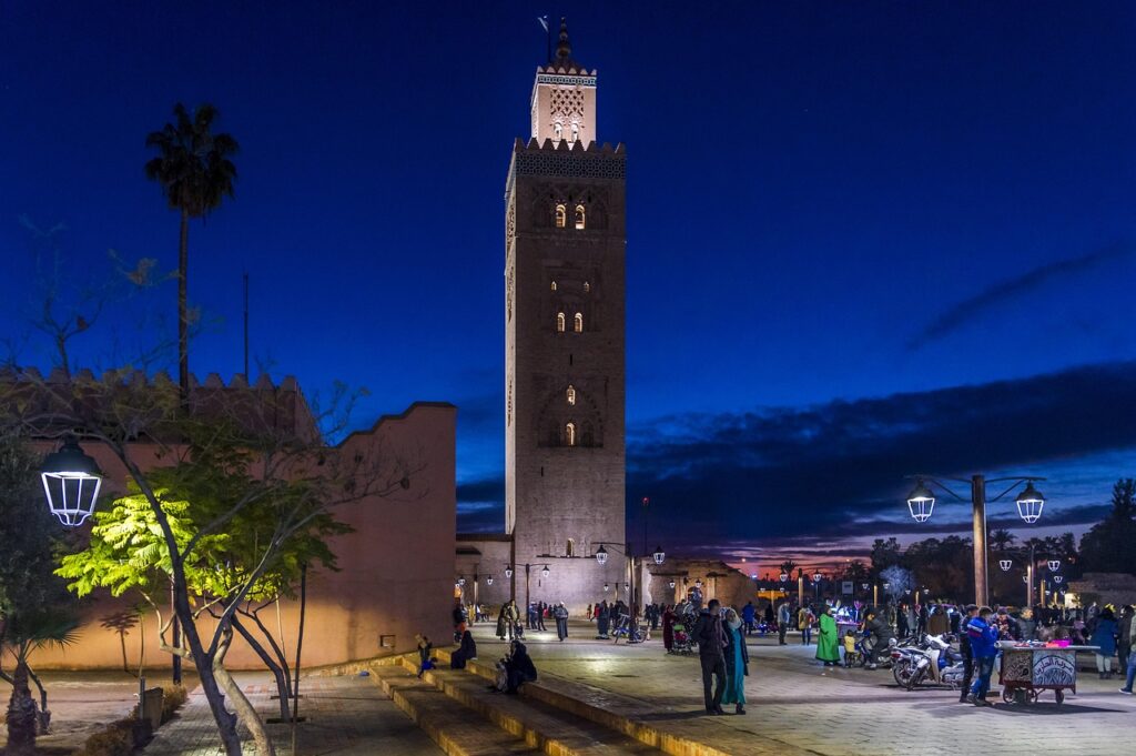 Vue de la mosquée de la Koutoubia à Marrakech, illuminée la nuit. Le minaret, se dresse au centre de l'image.