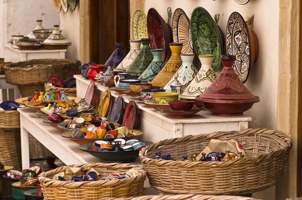 Un étalage de produits artisanaux dans un souk Marocain.si vous posez cette question : que ramener du Maroc ? Il y`a l`embarras du choix 