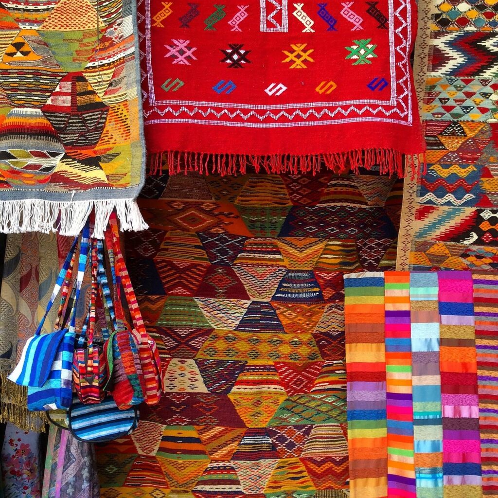 Des tapis colorés de différentes tailles et motifs sont exposés, à Marrakech. C`est ce que vous pouvez remarquer dans un Voyage au Maroc. Mais il y`a une Liste Indispensable pour Préparer Votre valise 