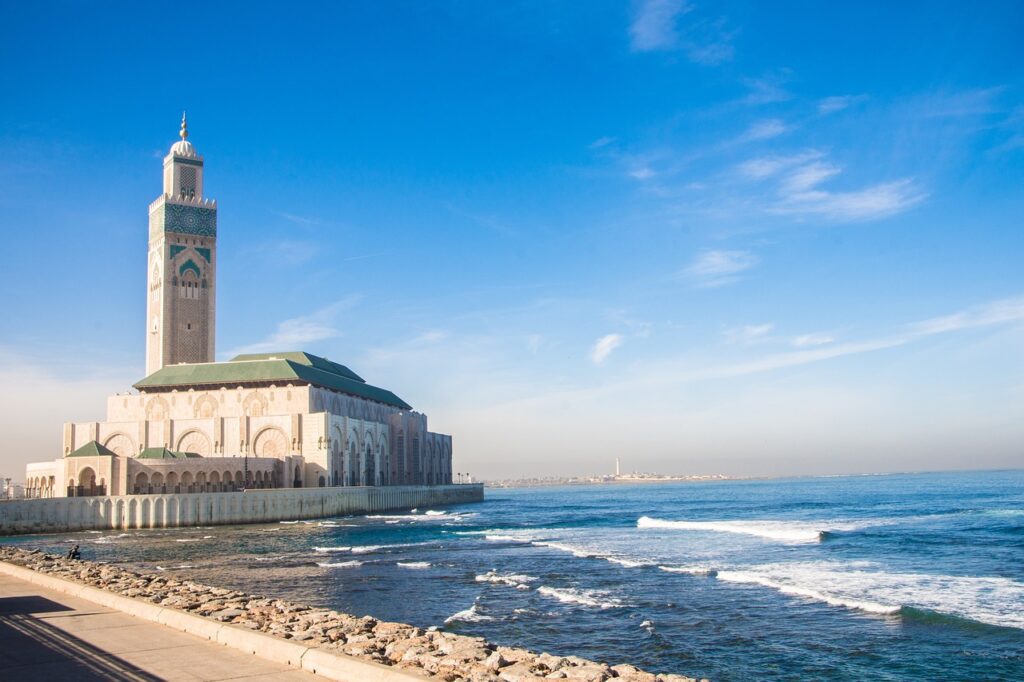 La Mosquée Hassan II, un symbole emblématique de Casablanca, surplombe l'océan Atlantique