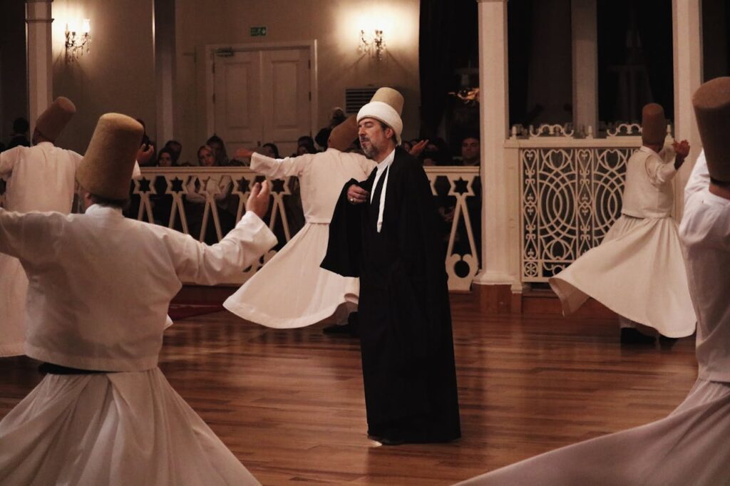 Danseurs soufis effectuant la cérémonie du samâ dans une salle traditionnelle à Fès, dans le cadre du Festival de Fès des Sagesses du Monde