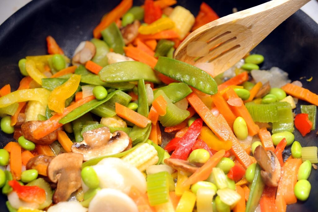 Plat végétarien coloré au Maroc avec légumes sautés variés.
