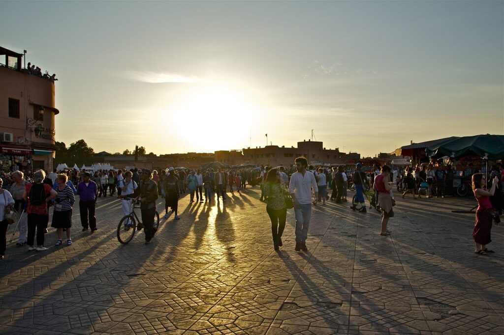 Place Jemaa el-Fna à Marrakech au coucher du soleil, illustrant le quotidien et l’art de Vivre au Maroc en 2026.