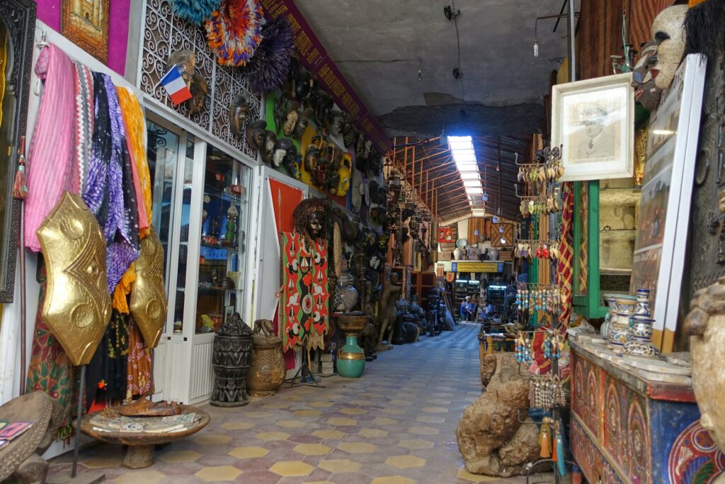 Allée d’un souk traditionnel rempli d’artisanat marocain, que l’on peut découvrir lors d’un voyage au Maroc 2026.