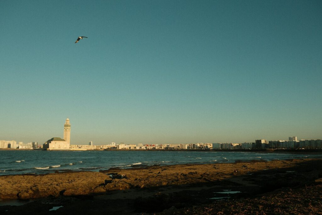 Vue panoramique de la côte de Casablanca avec la mosquée Hassan II illustrant le quotidien et l’art de Vivre au Maroc en 2026. 