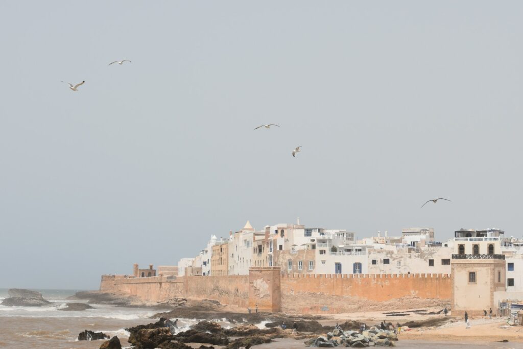 Vue perspective de la Sqala de la Kasbah à Essaouira-Mogador, montrant l'alignement de canons historiques en bronze sur les remparts ocre