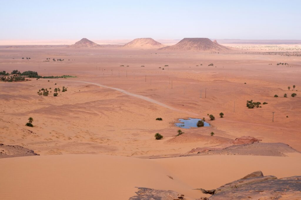 Campement nomade paisible installé au pied des dunes de sable lors d'une Retraite dans le Désert Marocain.