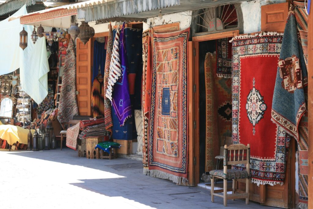 Boutique dans un souk de Marrakech, vendant tapis et artisanat local. Pour avoir une idée de l`ensemble de l`artisanat, visitez le Musée de l`artisanat à Marrakech