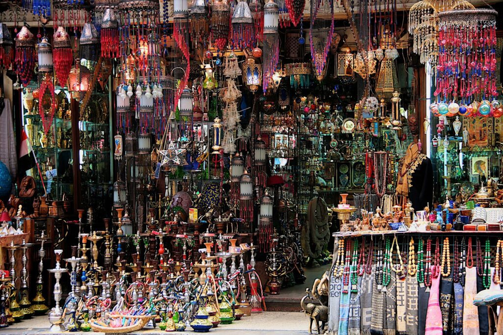 Souk traditionnel marocain coloré avec lanternes, bijoux artisanaux et objets décoratifs typiques, illustrant l’ambiance authentique d’un voyage au Maroc en 2026.