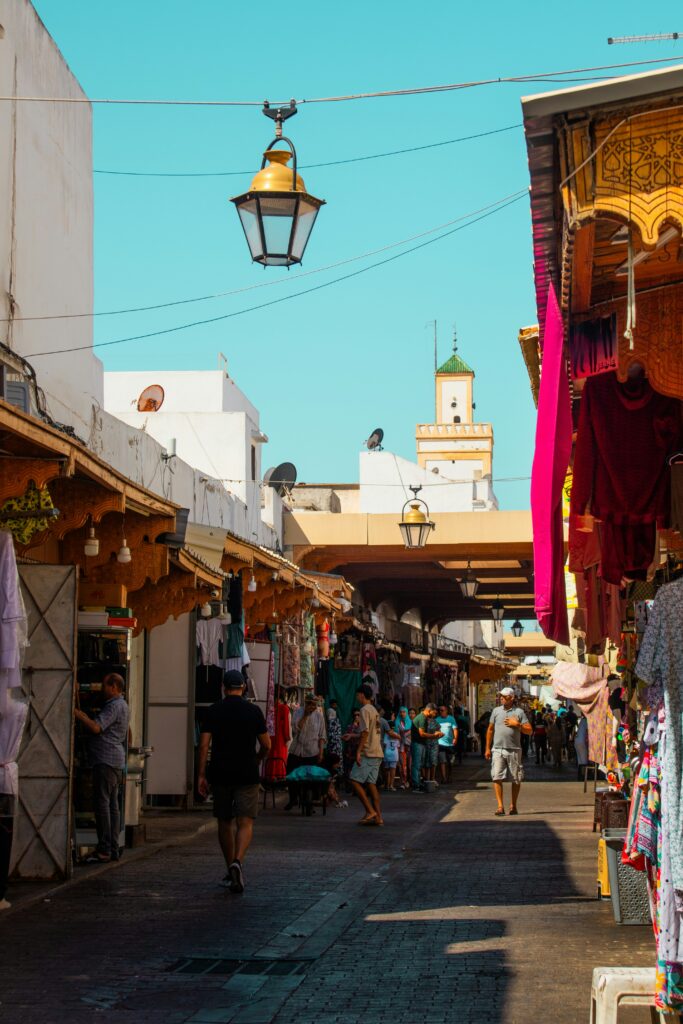 Ruelles animées de la médina de Fès en 2026 - Ambiance authentique avec lanternes traditionnelles, artisans et visiteurs 