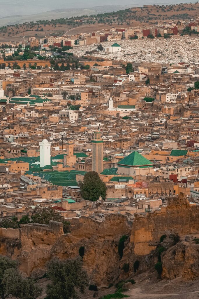 Une vue panoramique de la médina de Fès, au Maroc, vue d'en haut. La ville s'étend à perte de vue sous un ciel couvert, mettant en valeur son architecture historique et son riche patrimoine culturel. Fès 2026.
