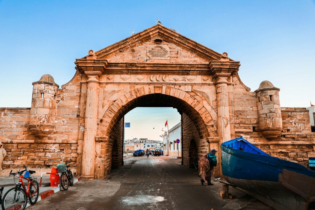 La majestueuse porte de la Marine, entrée emblématique du port de Mogador, capturant l'authenticité et le calme d'un quotidien serein lors d'une retraite à Essaouira.