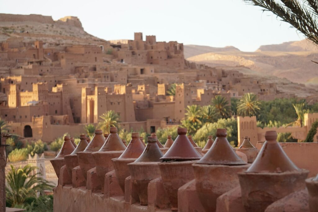 L'image offre une perspective saisissante sur un joyau de l'architecture traditionnelle du Sud marocain, que l'on découvre en explorant les endroits secrets du Maroc, loin des sentiers touristiques conventionnels.