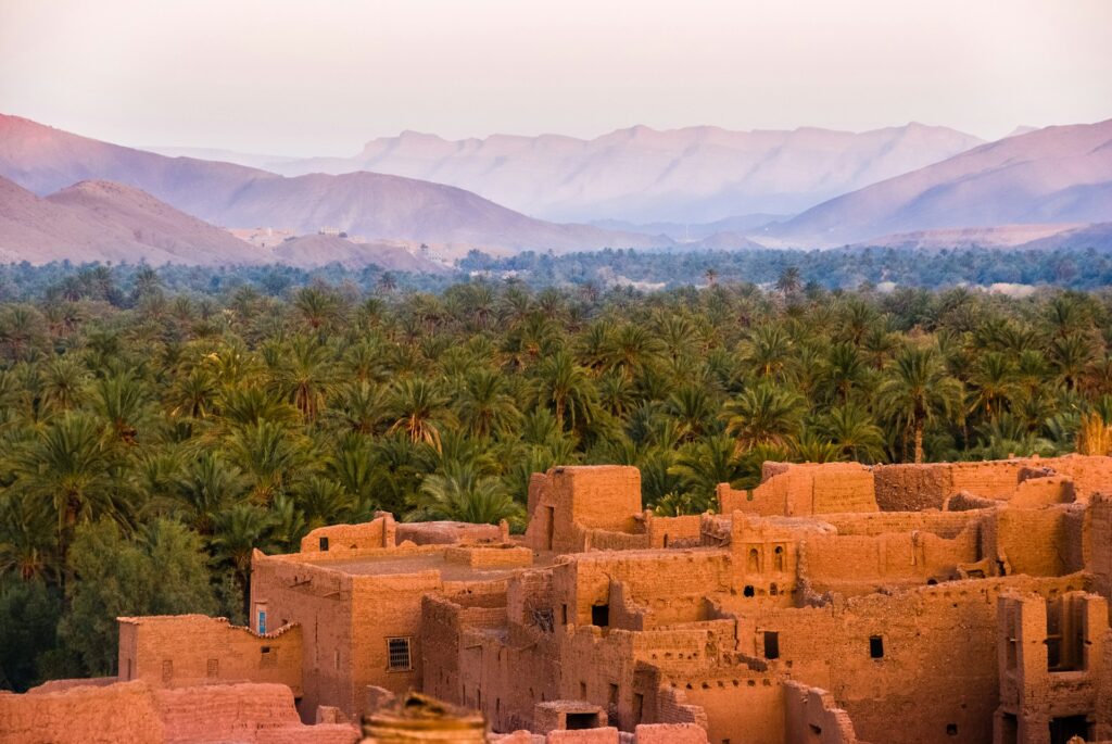 Cette photographie illustre à merveille l'ambiance sereine et mystérieuse qui caractérise les endroits secrets du Maroc, ces havres de paix cachés au détour des vallées où la nature et l'histoire ne font plus qu'un.