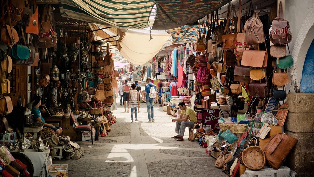 Une médina animée dévoile artisanat, souks et traditions, illustrant **5 expériences culturelles authentiques au Maroc**.
