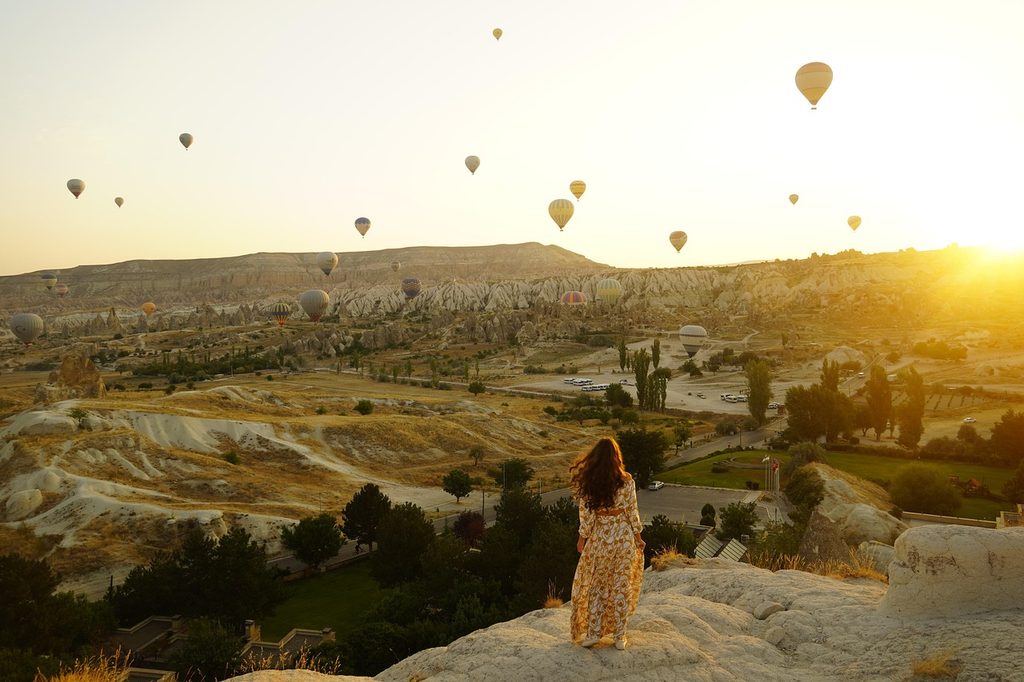 Des montgolfières survolent un paysage spectaculaire, offrant aux voyageurs un panorama unique : **5 expériences culturelles authentiques au Maroc** inoubliables.
